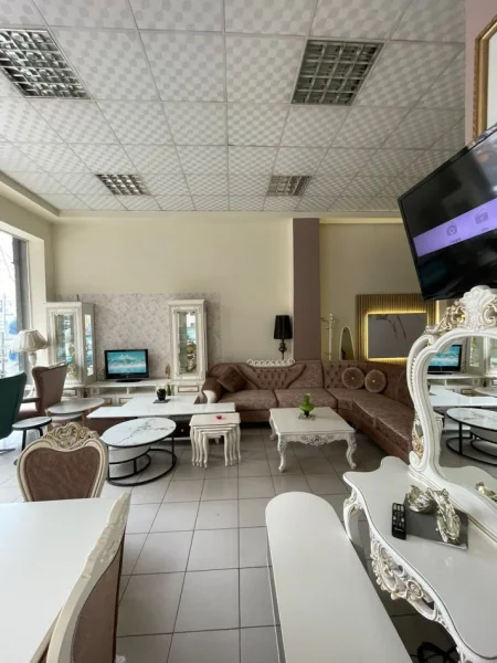 Tirane, jepet me qera dyqan Kati 0, 360 m² 7.500 € (BULEVARDI ZOGU I PARE )