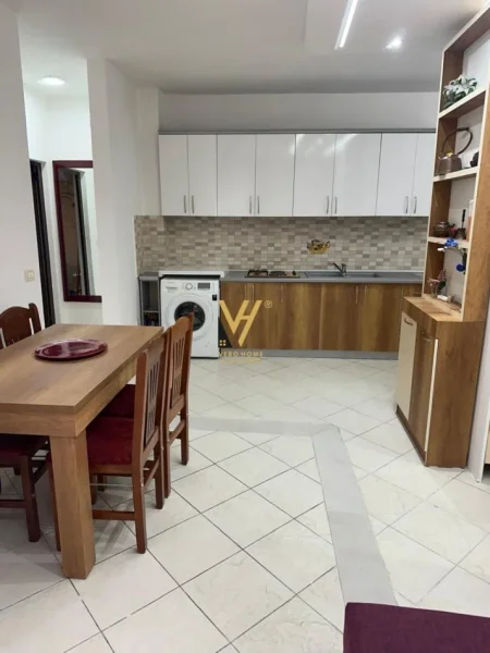 Tirane, jepet me qera apartament 2+1+Ballkon Kati 9, 75 m² 350 € (SHENGJIN)