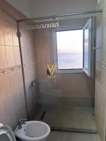 Tirane, jepet me qera apartament 2+1+Ballkon Kati 9, 75 m² 350 € (SHENGJIN)