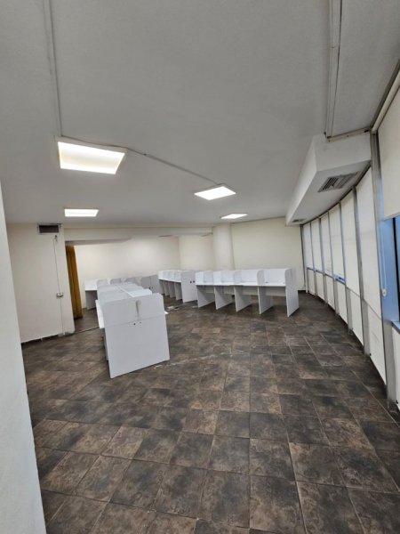 Tirane, jepet me qera zyre Kati 4, 330 m² 2.000 € (stacioni i trenit)