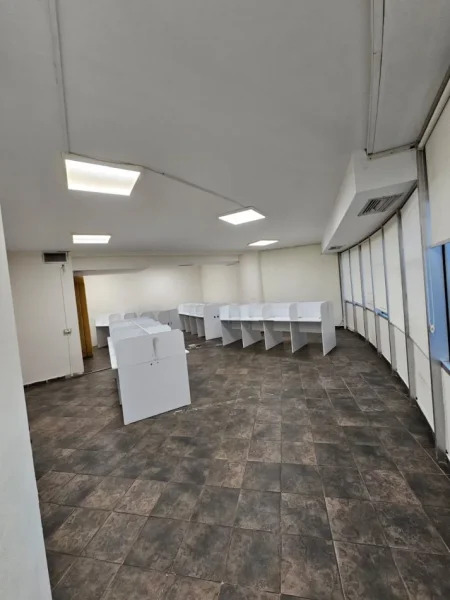 Tirane, jepet me qera zyre Kati 4, 330 m² 2.000 € (stacioni i trenit)