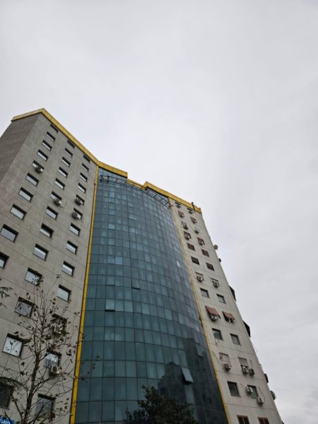 Tirane, jepet me qera zyre Kati 4, 330 m² 2.000 € (stacioni i trenit)