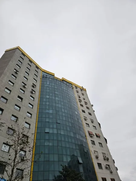 Tirane, jepet me qera zyre Kati 4, 330 m² 2.000 € (stacioni i trenit)