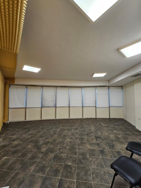 Tirane, jepet me qera zyre Kati 4, 330 m² 2.000 € (stacioni i trenit)