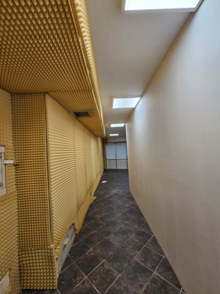 Tirane, jepet me qera zyre Kati 4, 330 m² 2.000 € (stacioni i trenit)