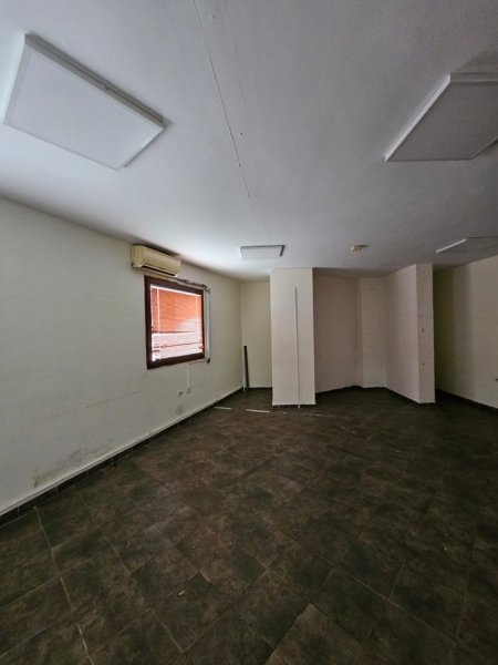Tirane, jepet me qera zyre Kati 4, 330 m² 2.000 € (stacioni i trenit)