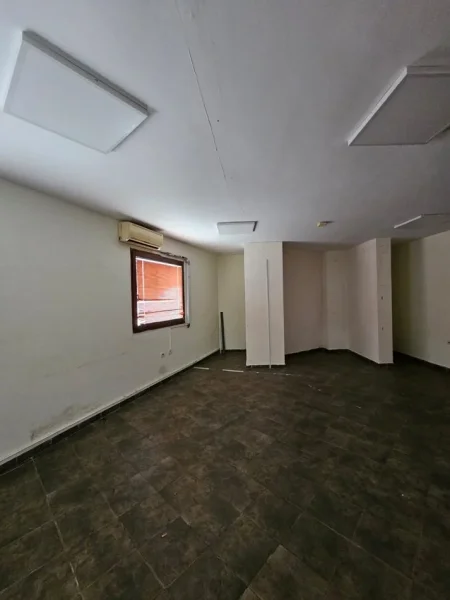 Tirane, jepet me qera zyre Kati 4, 330 m² 2.000 € (stacioni i trenit)