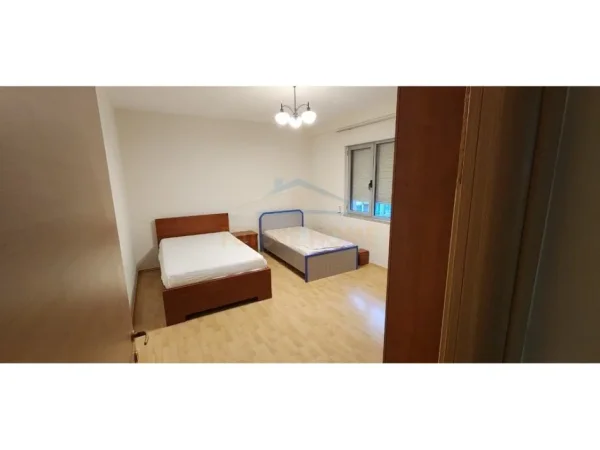 Tirane, jepet me qera apartament 2+1 Kati 4, 124 m² 850 € (Kopshti Zoologjik)