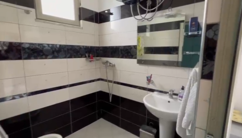 Tirane, jepet me qera garsonier 1+1 Kati 0, 240 m² 1.100 € (prush)