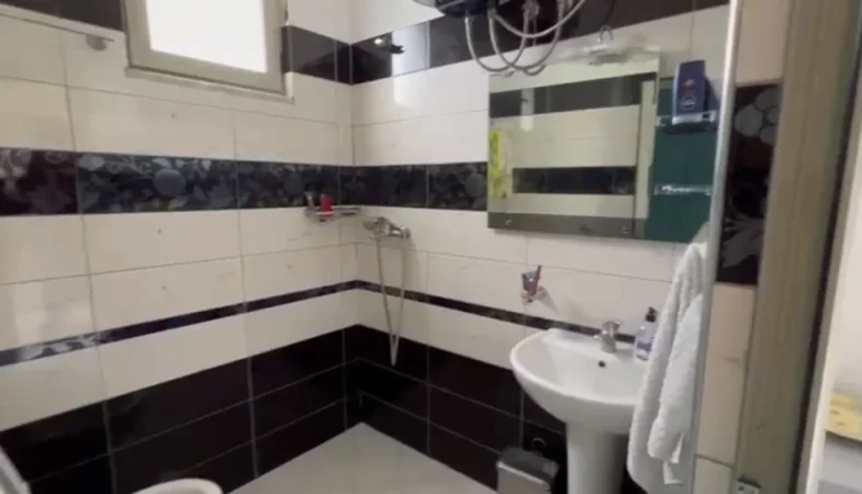 Tirane, jepet me qera garsonier 1+1 Kati 0, 240 m² 1.100 € (prush)