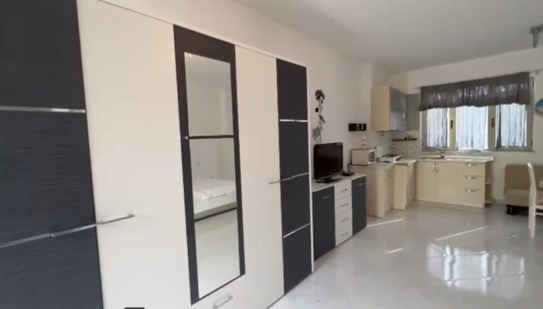 Tirane, jepet me qera garsonier 1+1 Kati 0, 240 m² 1.100 € (prush)