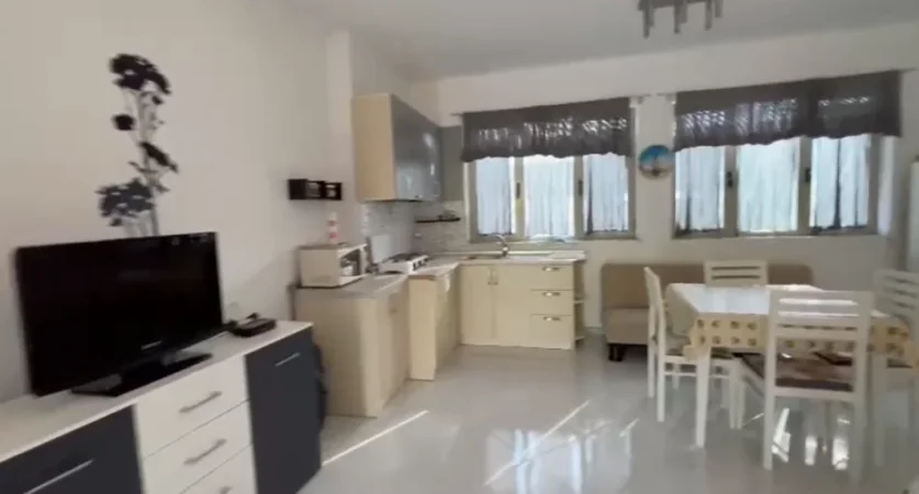 Tirane, jepet me qera garsonier 1+1 Kati 0, 240 m² 1.100 € (prush)