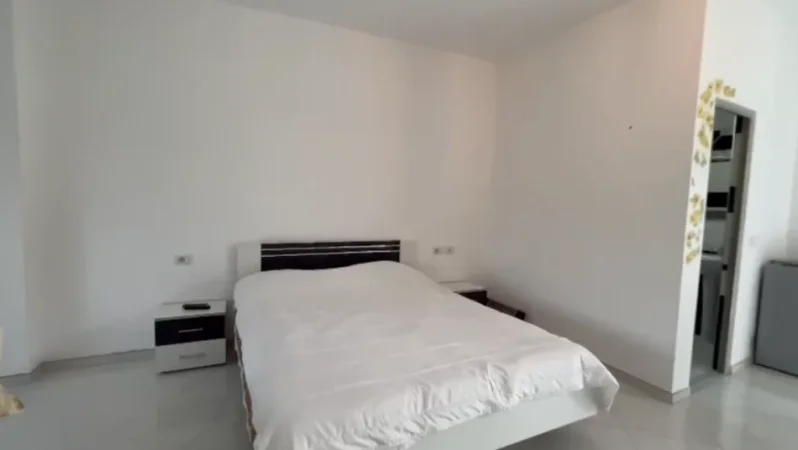 Tirane, jepet me qera garsonier 1+1 Kati 0, 240 m² 1.100 € (prush)