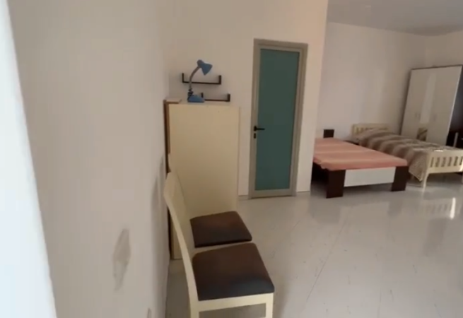 Tirane, jepet me qera garsonier 1+1 Kati 0, 240 m² 1.100 € (prush)