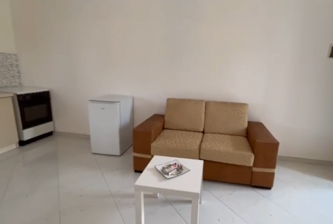 Tirane, jepet me qera garsonier 1+1 Kati 0, 240 m² 1.100 € (prush)