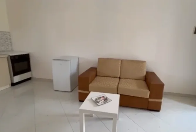 Tirane, jepet me qera garsonier 1+1 Kati 0, 240 m² 1.100 € (prush)