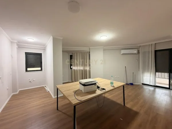Tirane, jepet me qera ambjent biznesi Kati 2, 121 m² 750 € (Rruga e Durresit expert131522)