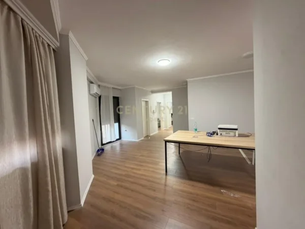 Tirane, jepet me qera ambjent biznesi Kati 2, 121 m² 750 € (Rruga e Durresit expert131522)