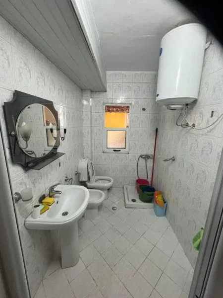 Tirane, jepet me qera apartament 1+1+Ballkon Kati 3, 65 m² 43.000 leke