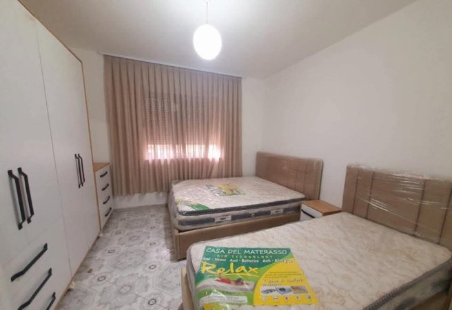 Tirane, jepet me qera apartament 1+1+Ballkon Kati 3, 65 m² 450 €