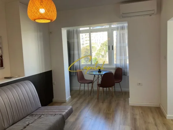 Tirane, jepet me qera apartament 1+1 Kati 4, 35 m² 500 € (QENDER)
