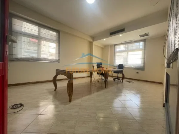 Tirane, shitet apartament 3+1+2 Kati 1, 137 m² 240.000 € (Rruga Mine Peza)