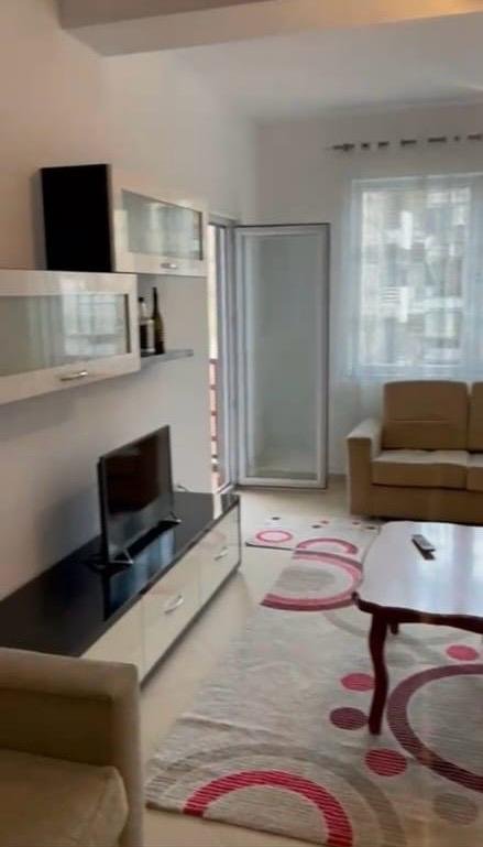 Tirane, jepet me qera apartament 1+1+Ballkon Kati 4, 55 m² 400 € 