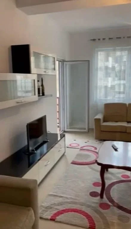 Tirane, jepet me qera apartament 1+1+Ballkon Kati 4, 55 m² 400 € 