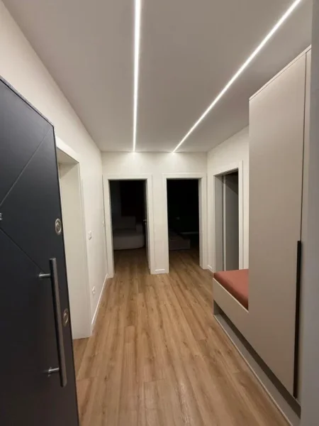Tirane, jepet me qera apartament 2+1+Ballkon Kati 3, 81 m² 850 € (RRUGA E KAVAJES)