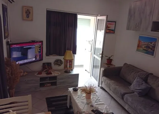 Tirane, jepet me qera apartament Kati 4, 43 € (ali demi)