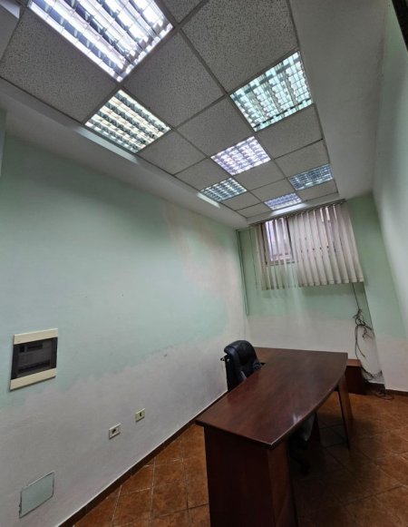 Tirane, jepet me qera zyre , 30 m² 300 € (stacioni i trenit)