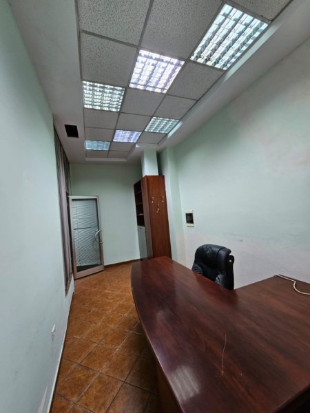 Tirane, jepet me qera zyre , 30 m² 300 € (stacioni i trenit)
