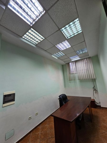 Tirane, jepet me qera zyre , 30 m² 300 € (stacioni i trenit)
