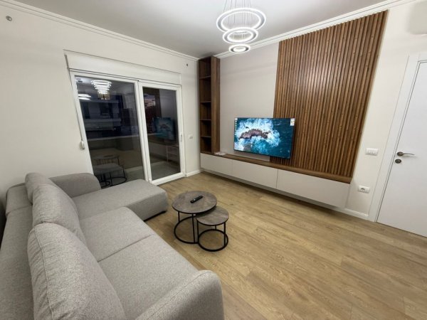 Tirane, jepet me qera apartament 1+1+Ballkon Kati 1, 67 m² 800 € (Komuna e parisit)