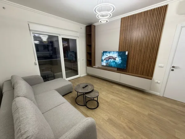 Tirane, jepet me qera apartament 1+1+Ballkon Kati 1, 67 m² 800 € (Komuna e parisit)
