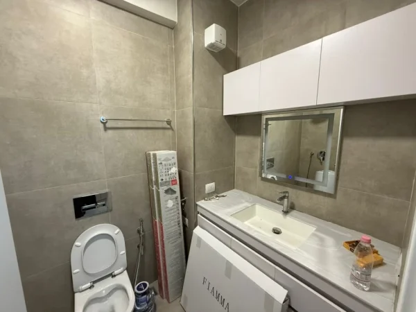 Tirane, jepet me qera apartament 1+1+Ballkon Kati 1, 67 m² 800 € (Komuna e parisit)