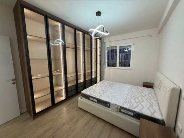 Tirane, jepet me qera apartament 1+1+Ballkon Kati 1, 67 m² 800 € (Komuna e parisit)