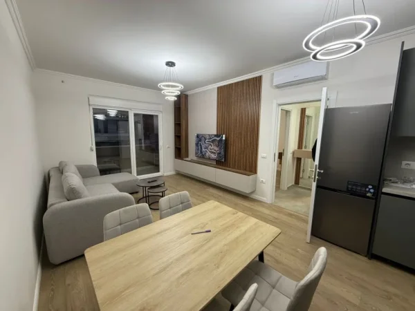 Tirane, jepet me qera apartament 1+1+Ballkon Kati 1, 67 m² 800 € (Komuna e parisit)