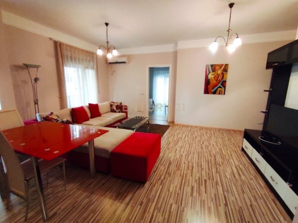 Tirane, jepet me qera apartament 2+1+Ballkon Kati 2, 90 m² 750 € (Myslym shyri)