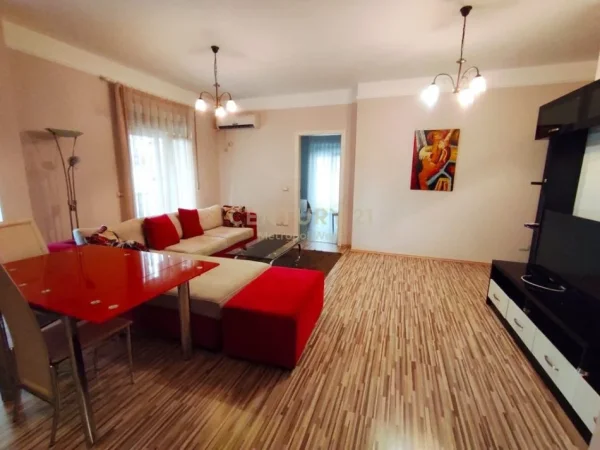 Tirane, jepet me qera apartament 2+1+Ballkon Kati 2, 90 m² 750 € (Myslym shyri)