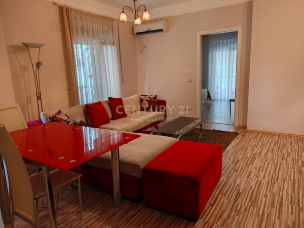 Tirane, jepet me qera apartament 2+1+Ballkon Kati 2, 90 m² 750 € (Myslym shyri)