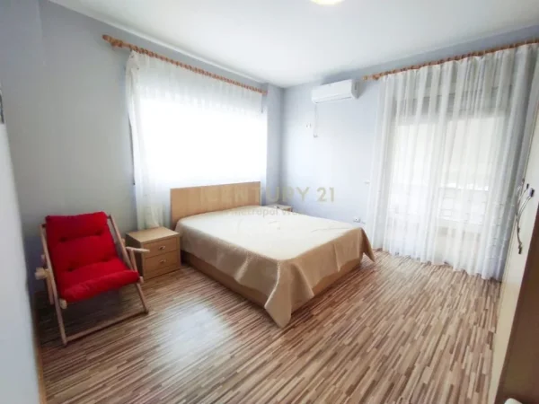Tirane, jepet me qera apartament 2+1+Ballkon Kati 2, 90 m² 750 € (Myslym shyri)