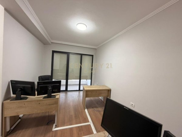 Tirane, jepet me qera zyre Kati 2, 121 m² 750 € (Rruga e Durresit)
