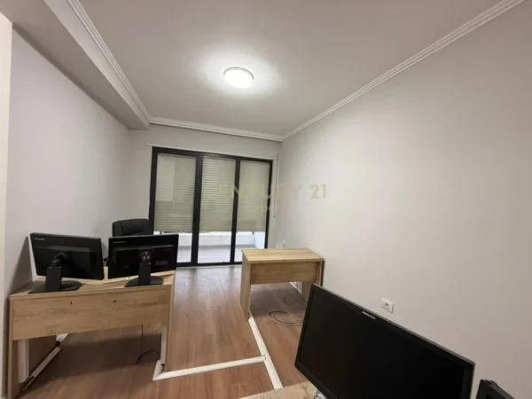 Tirane, jepet me qera zyre Kati 2, 121 m² 750 € (Rruga e Durresit)