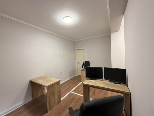 Tirane, jepet me qera zyre Kati 2, 121 m² 750 € (Rruga e Durresit)