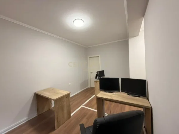 Tirane, jepet me qera zyre Kati 2, 121 m² 750 € (Rruga e Durresit)