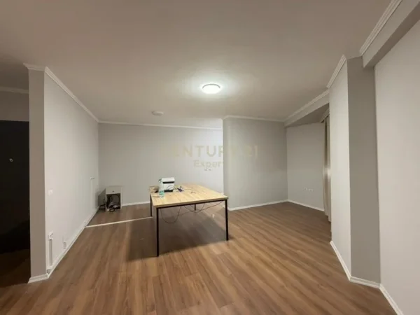 Tirane, jepet me qera zyre Kati 2, 121 m² 750 € (Rruga e Durresit)