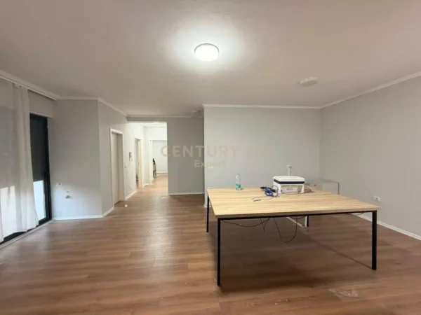 Tirane, jepet me qera zyre Kati 2, 121 m² 750 € (Rruga e Durresit)