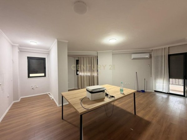 Tirane, jepet me qera zyre Kati 2, 121 m² 750 € (Rruga e Durresit)