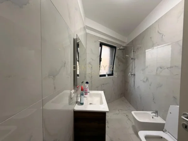 Tirane, jepet me qera zyre Kati 2, 121 m² 750 € (Rruga e Durresit)
